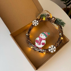 Різдвяний вінок з ротанги новорічний віночок підвісний декор діаметр 18 см Niki Light LED від батарейок сніговик Різдвяний вінок з ротанги новорічний віночок підвісний декор діаметр 18 см Niki Light LED від батарейок сніговик